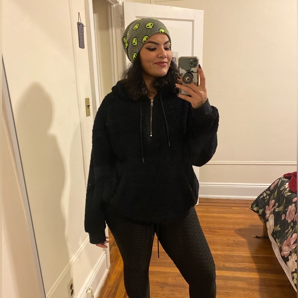 HI!! I’m Bibi 🖤💕 Welcome to my closet! - Picture 11 of 15